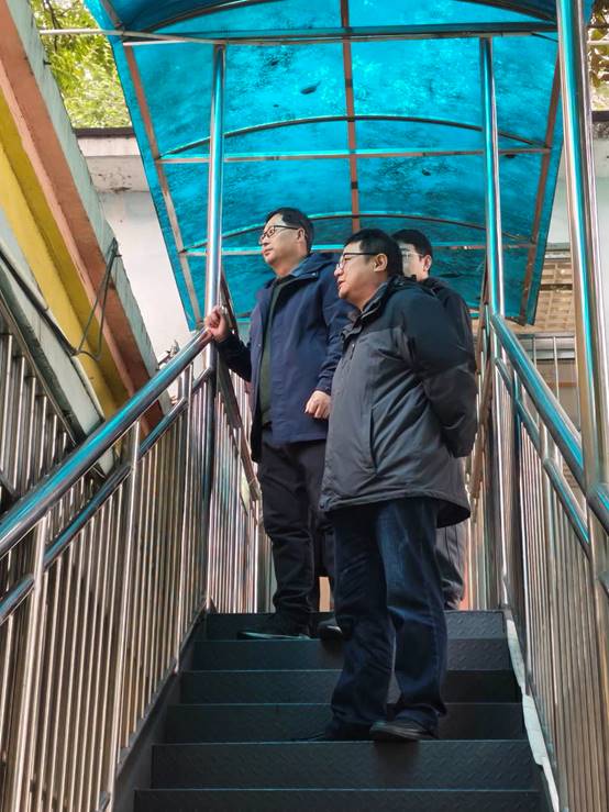 说明: D:\001建管处\2025\2025评估\10.24号勾处、刘处现场查看幼儿园防水维修2.jpg