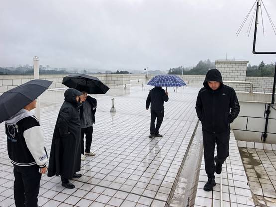 说明: D:\001建管处\2025\2025评估\10.17号刘处现场协调物业公司和施工单位关于新校区综合楼屋面排水问题.jpg