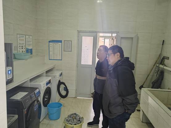 说明: D:\001建管处\2025\2025评估\10.23号刘处带能源修缮现场查看李四北学生宿舍漏水情况.jpg