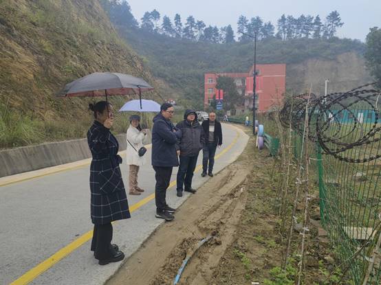 说明: D:\001建管处\2025\2025评估\10.24号勾处、刘处和任处查看连接道路围挡和绿化问题.jpg